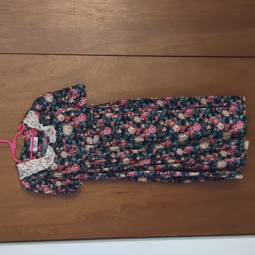 Vintage floral dress with lace detail